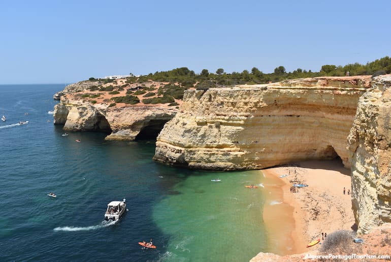 Falésias costeiras do Algarve com formações rochosas impressionantes