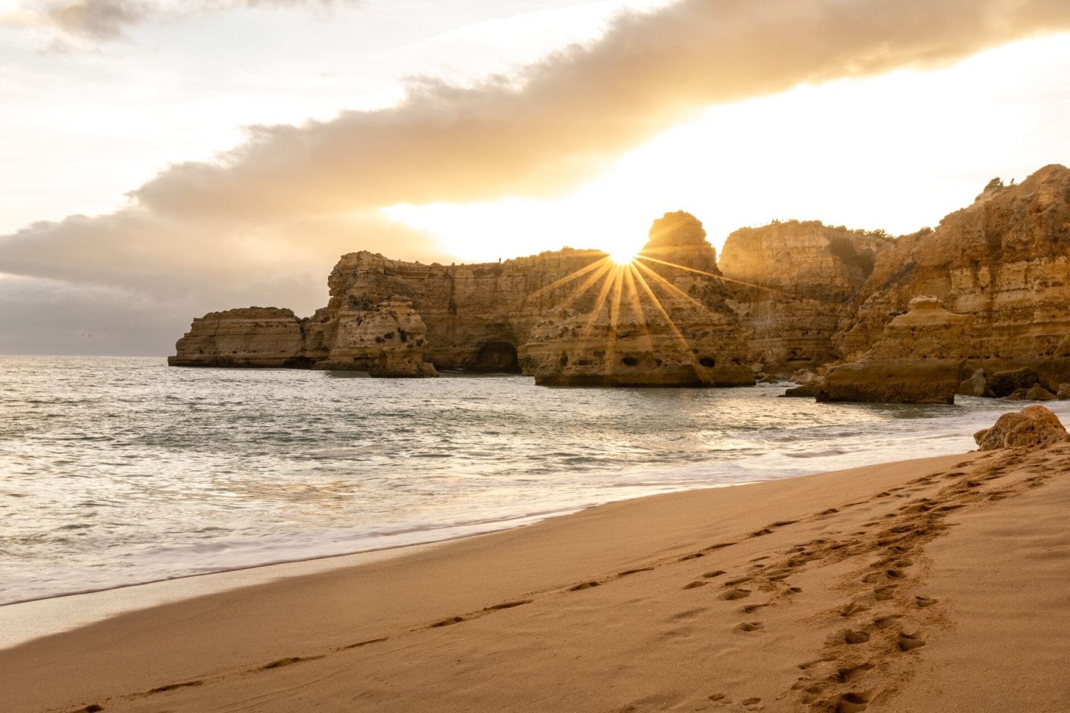 Praia deserta com areia dourada e águas cristalinas