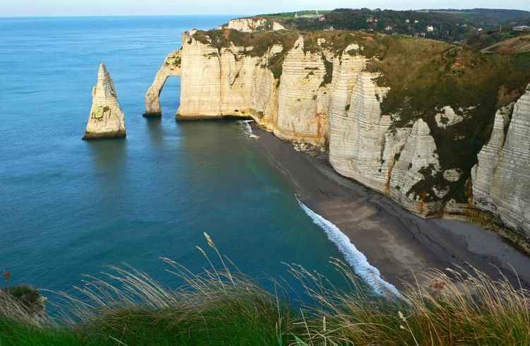 Formações rochosas naturais esculpidas pelo mar